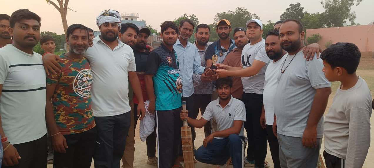 सदरपुर प्रीमियर लीग में मैच विजेता टीम को पुरस्कृत करते आयोजक। संवाद
