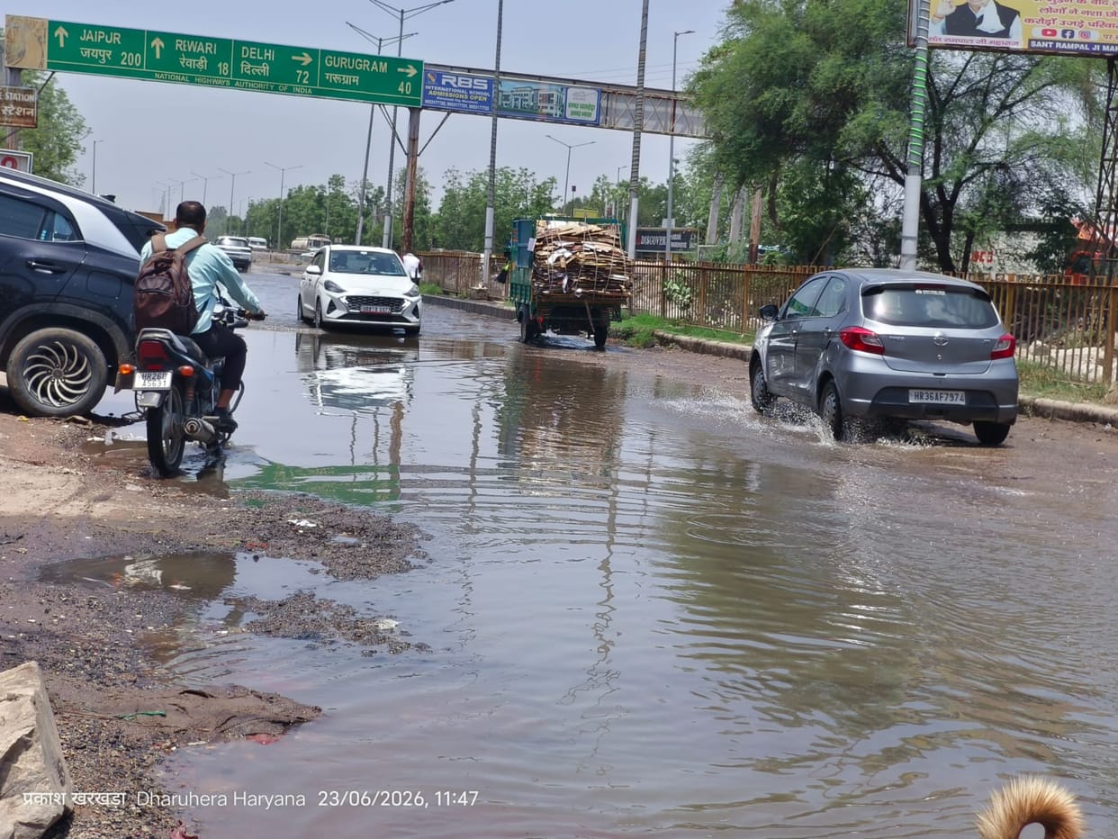 Waterlogging on Bhagat Singh Chowk-Rewari road due to sewer overflow.