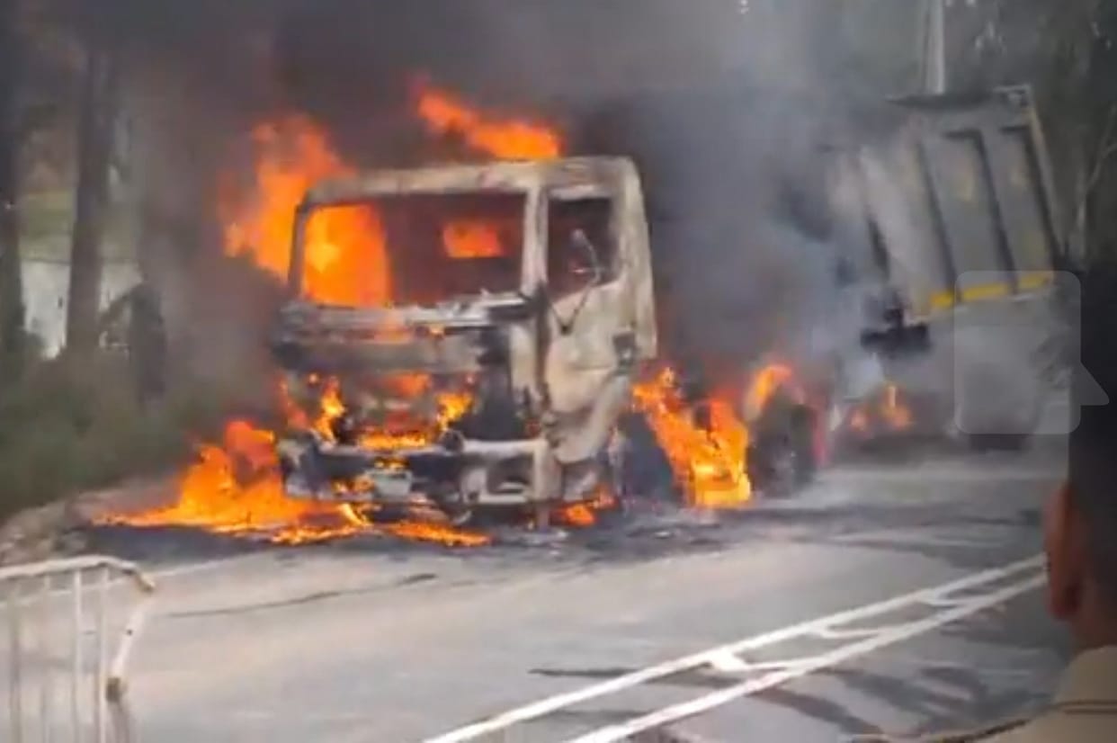 A dumper caught fire due to a diesel leak.