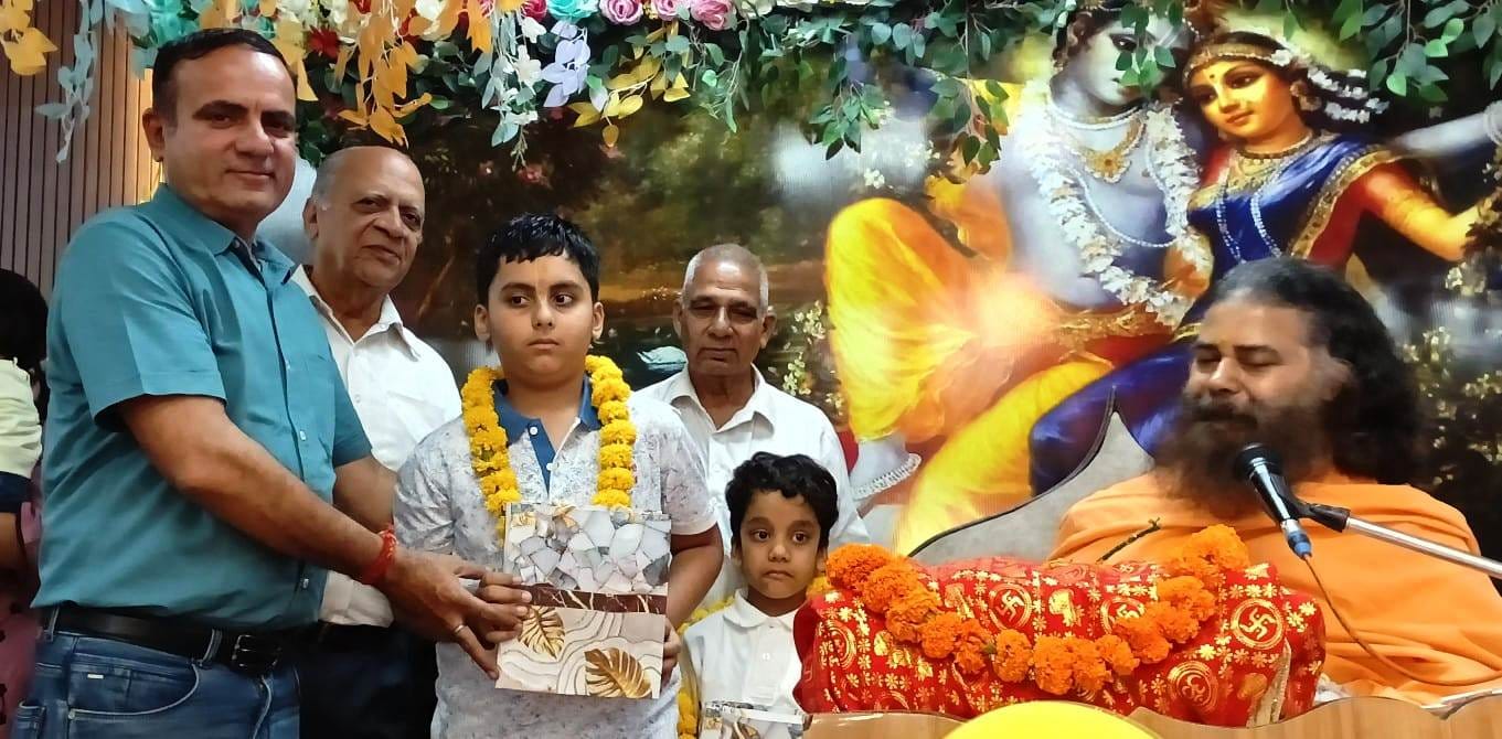 श्रीमद्भागवत कथा में महाराज बच्चों को सम्मानित करते हुए: स्वयं
