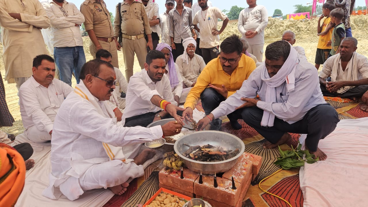 टंडवा महंथ गांव में भूमि पूजन करते विधायक।