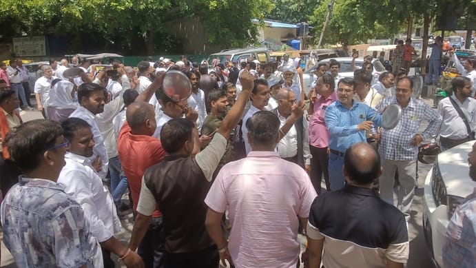 A protest was held against e-registry by banging plates and blocking the processing of tehsil documents.