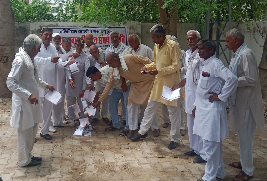 Farmers' sit-in at the SDM office continues for the seventh day; copies of the US trade deal were burned.