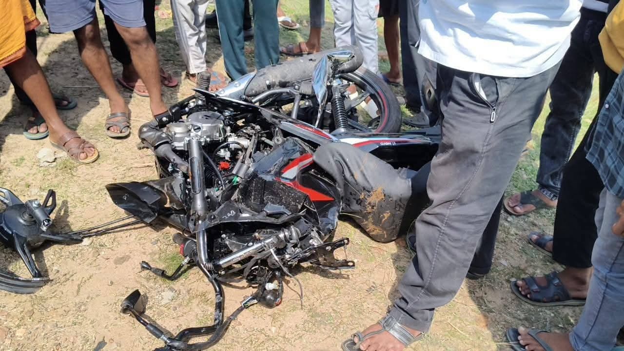 सड़क हादसे में दुर्घनाग्रस्त बाइक