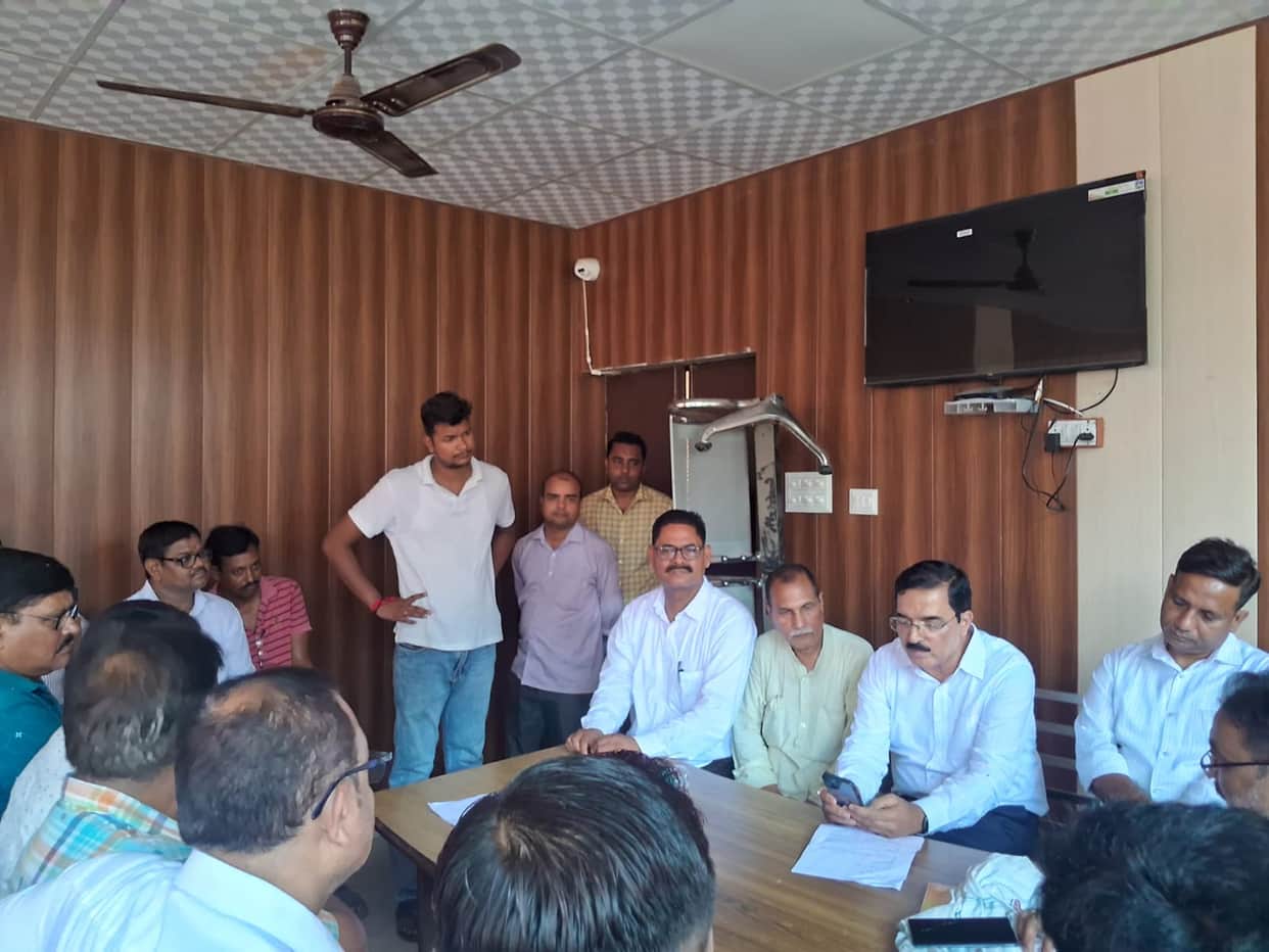 Document writers' strike halts registrations; Opposition to paperless system continues.