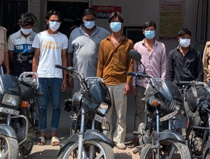 धौलाना में पकड़े गए बाइक चोरी के आरोपी। स्रोत पुलिस