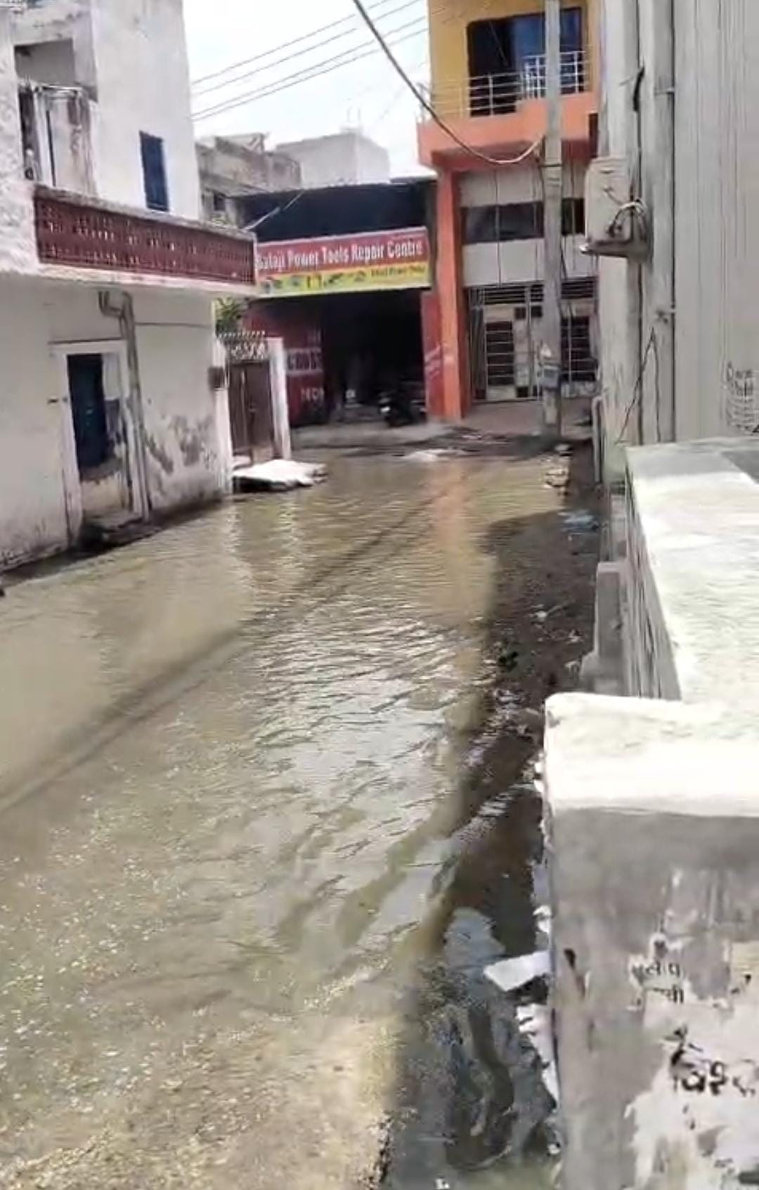 Filthy water is flowing onto the roads in Dharuhera due to clogged drains and sewers.