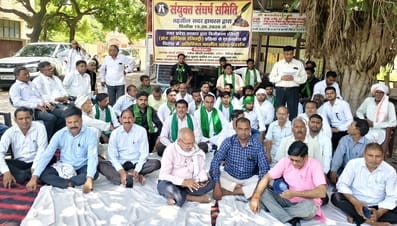 Hathras News: फ्रंट ऑफिस के विरोध में दस्तावेज लेखकों और अधिवक्ताओं की अनिश्चितकालीन हड़ताल