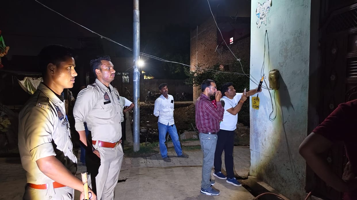 Midnight inspection: Electricity theft detected in four houses.
