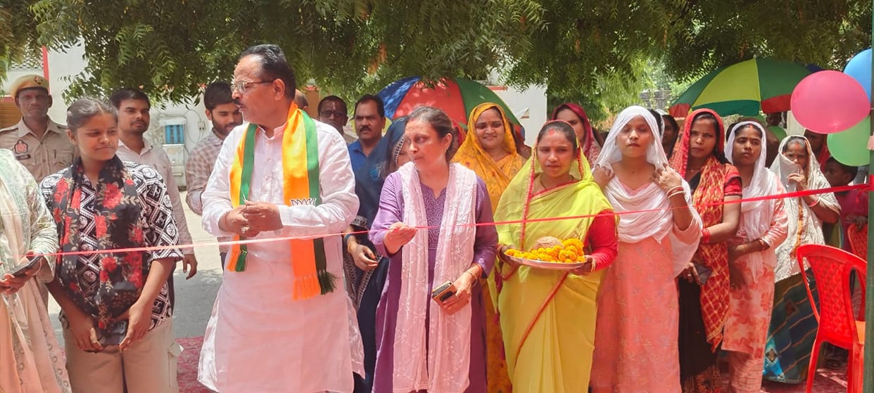 Women advance on the path to self-reliance through 'Vindhya Food Cart'; powerloom unit inaugurated.