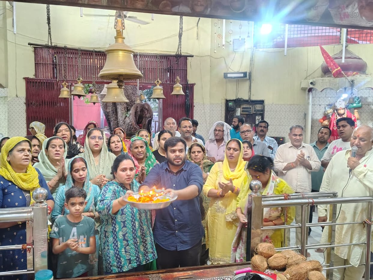 Devotees chanted the praises of Ganga Maiya after darshan and prayed for happiness and prosperity.
