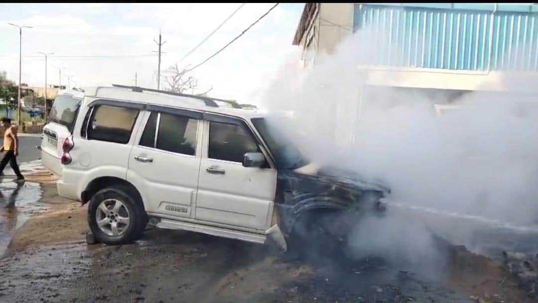 shahdol scorpio catches fire outside motor garage near school and hospital major accident averted madhya prade