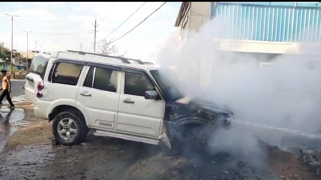 shahdol scorpio catches fire outside motor garage near school and hospital major accident averted madhya prade