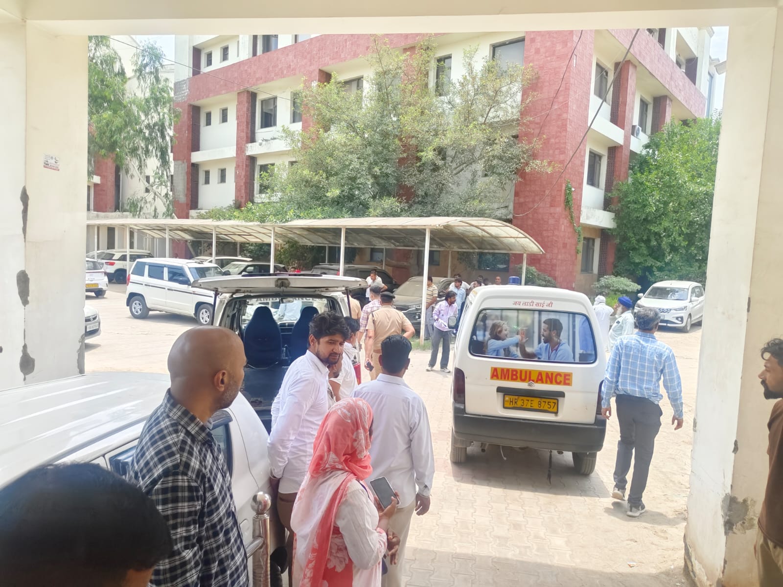 अंबाला कैंट के नागरिक अस्पताल में पोस्टमार्टम रूम के बाहर खड़े परिजन व पुलिस: संवाद