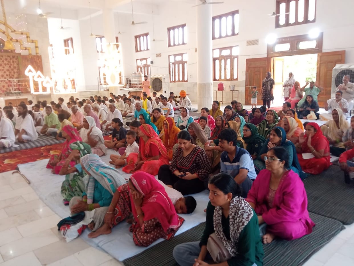 Devotees were mesmerized upon hearing the story of the Maharas Leela and other tales.