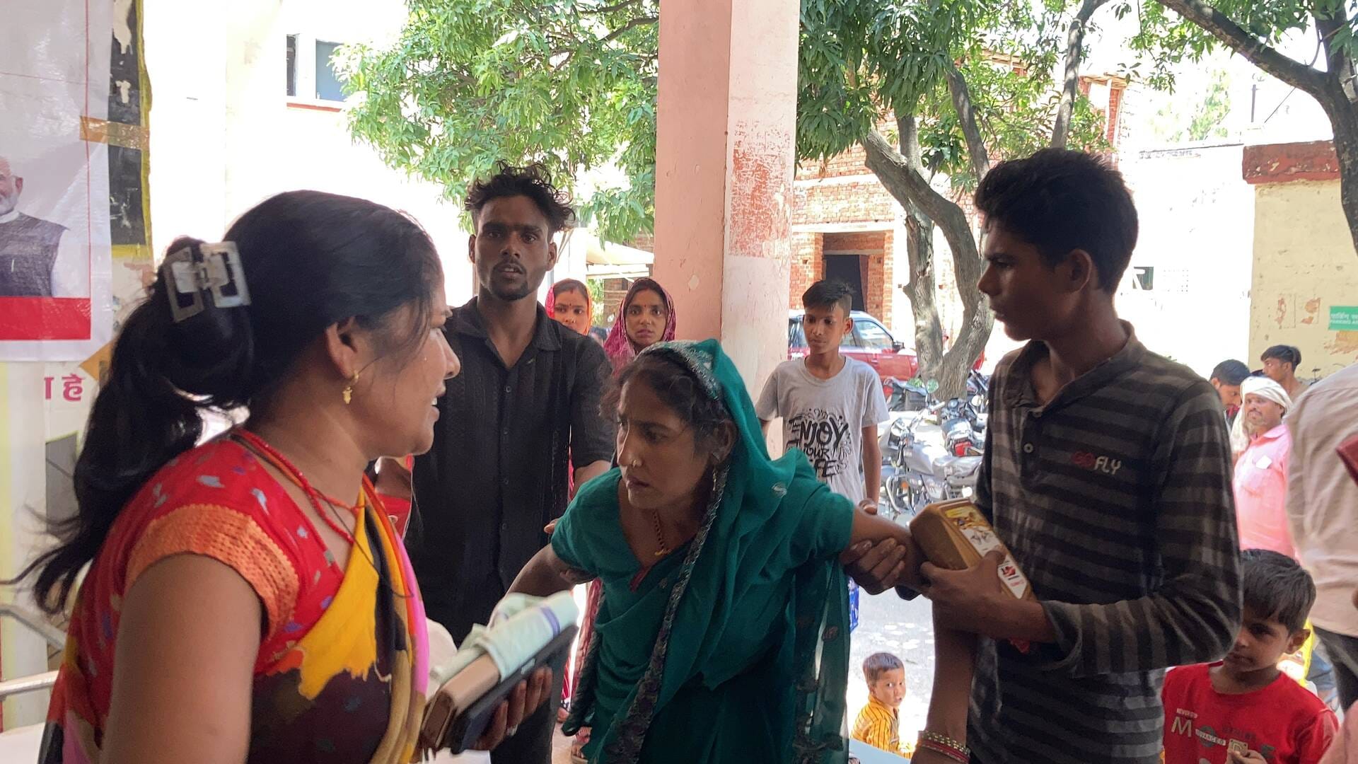  ऐलिया सीएससी पर बिलखते परिजन। संवाद