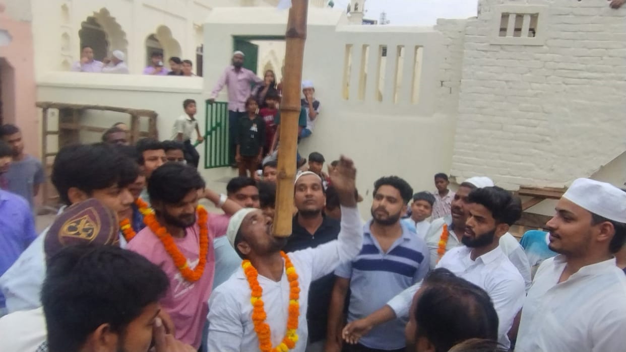 Youth lifts 50 kg bamboo with his teeth during procession.
