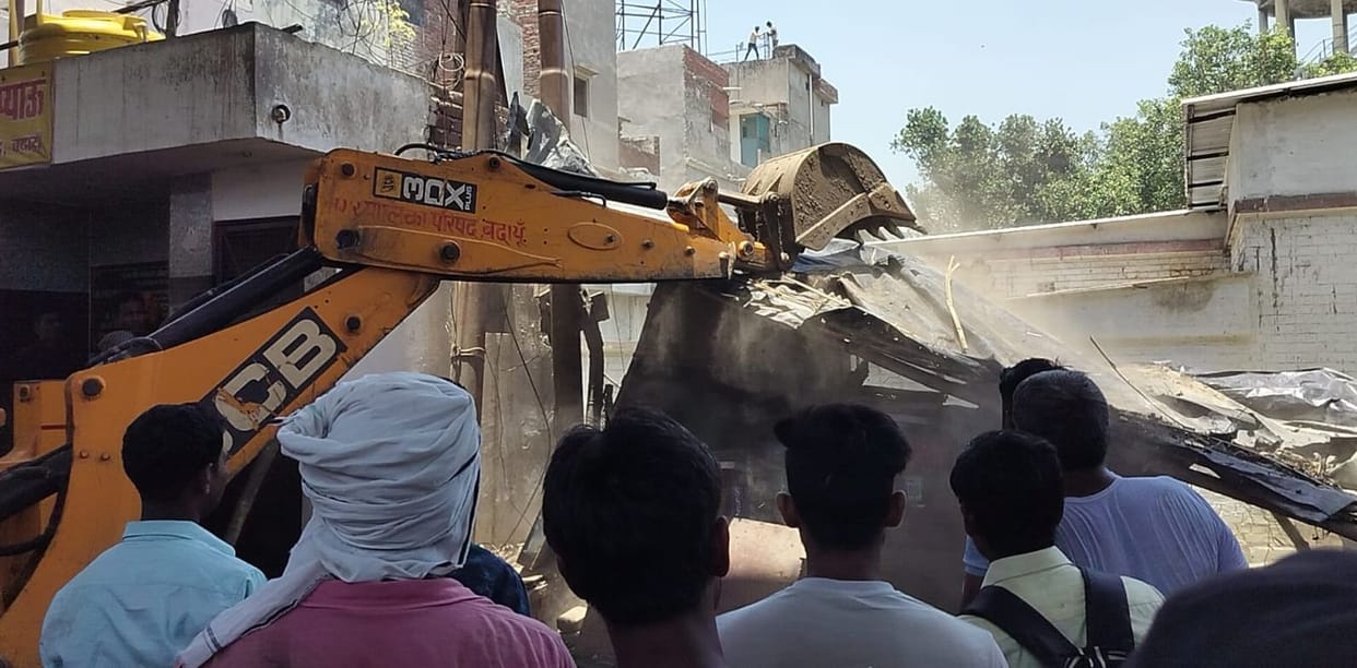 Municipality's bulldozer razes temporary encroachment; shopkeeper faints.