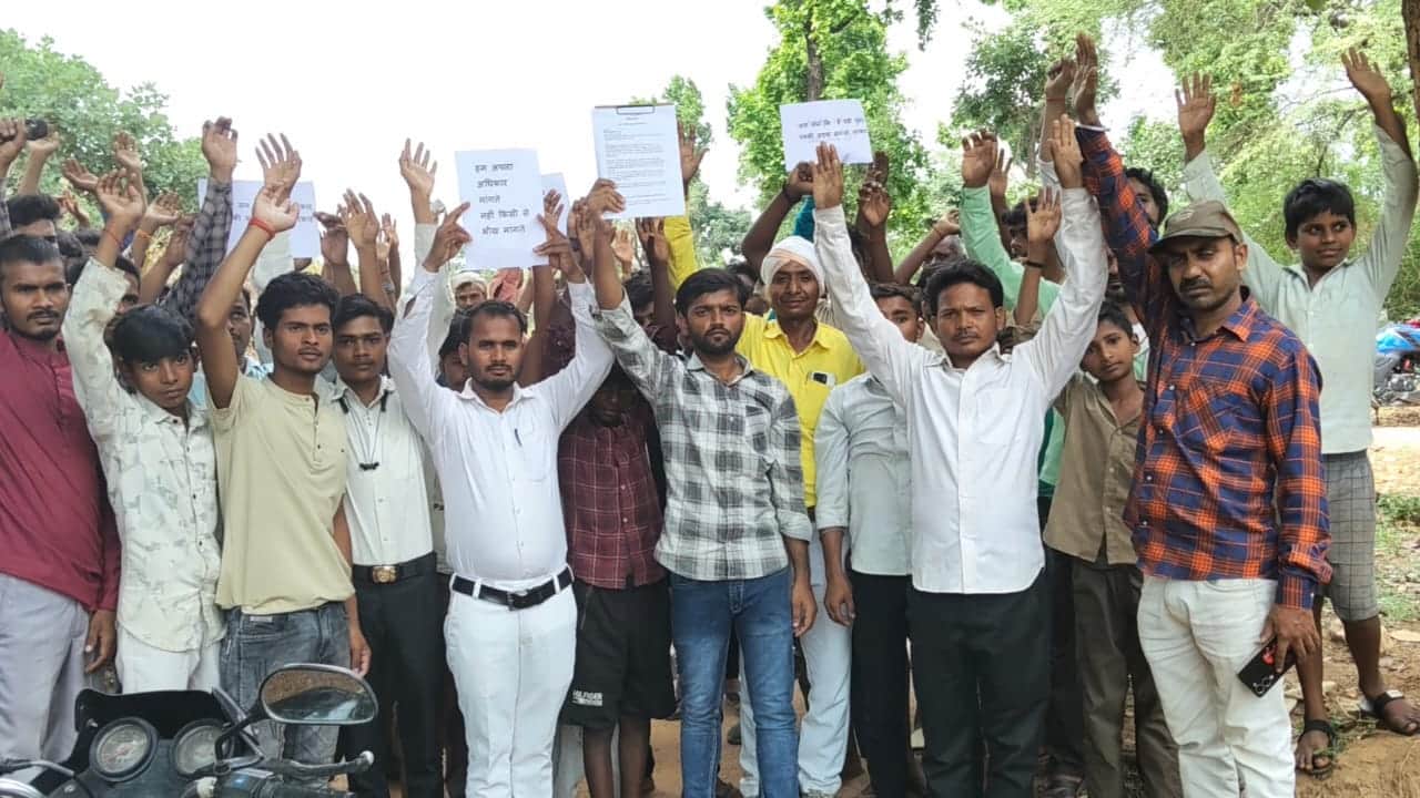 बभनी से घघरी सड़क निर्माण की मांग को लेकर विरोध प्रदर्शन करते ग्रामीण। स्रोत स्वयं