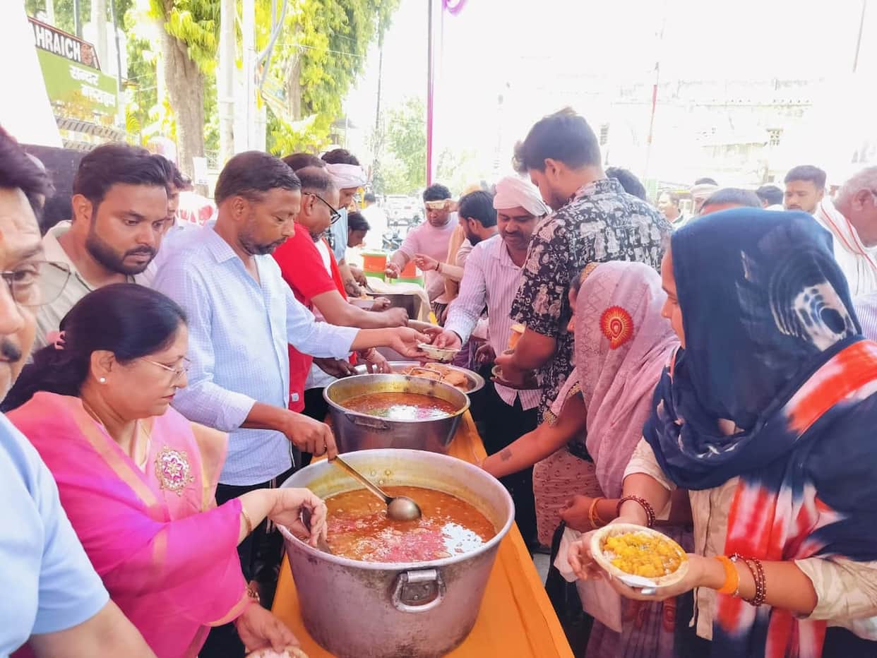 Community feasts held on 'Bada Mangal'; chants of 'Pavan-sut' (Son of the Wind God) resounded.