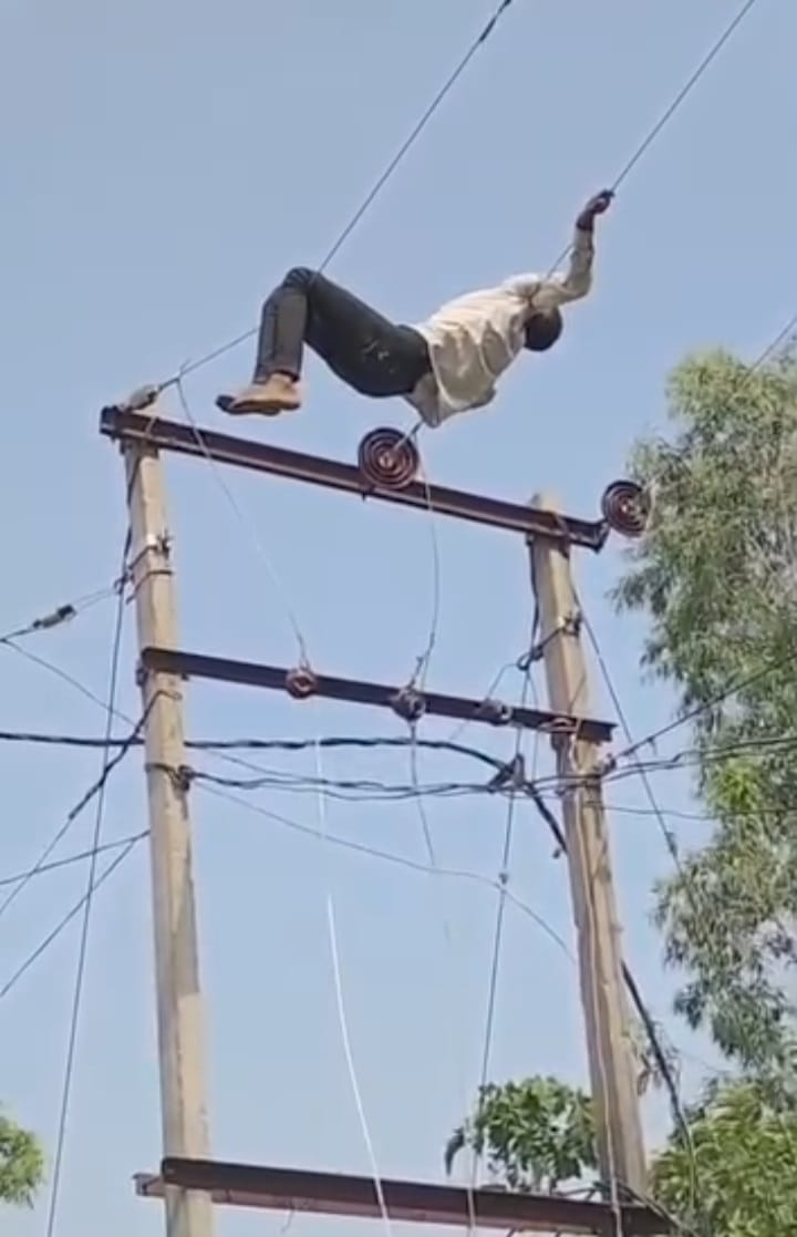 Drunk man climbed a high-tension line pole and lay down.