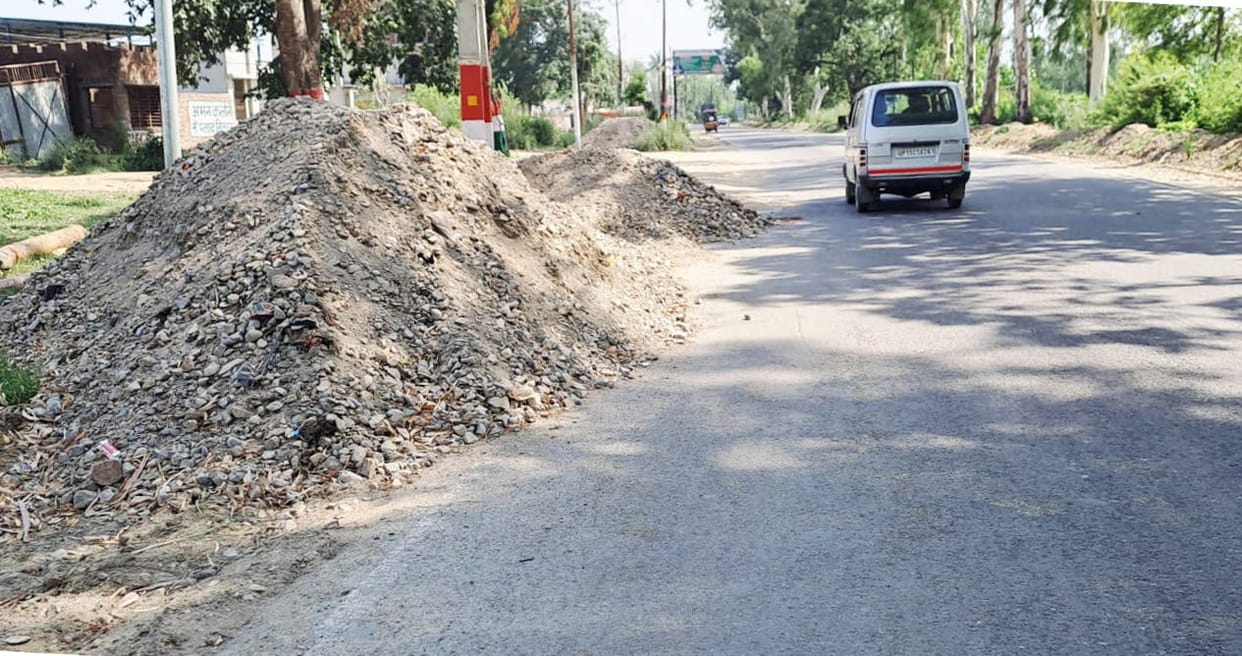 The widening of the road from Bijnor to Daranagar Ganj hangs in the balance.