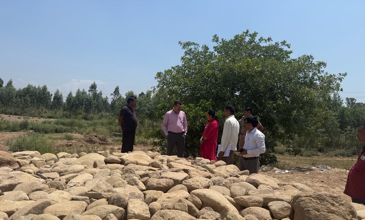 बराड़ा में बाढ़ प्रबंधों का जायजा लेते एसडीएम व अन्य। प्रवक्ता