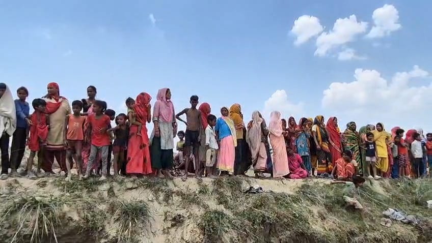 बसंतापुर के पास राप्ती नदी के घाट पर मौजूद लोग।