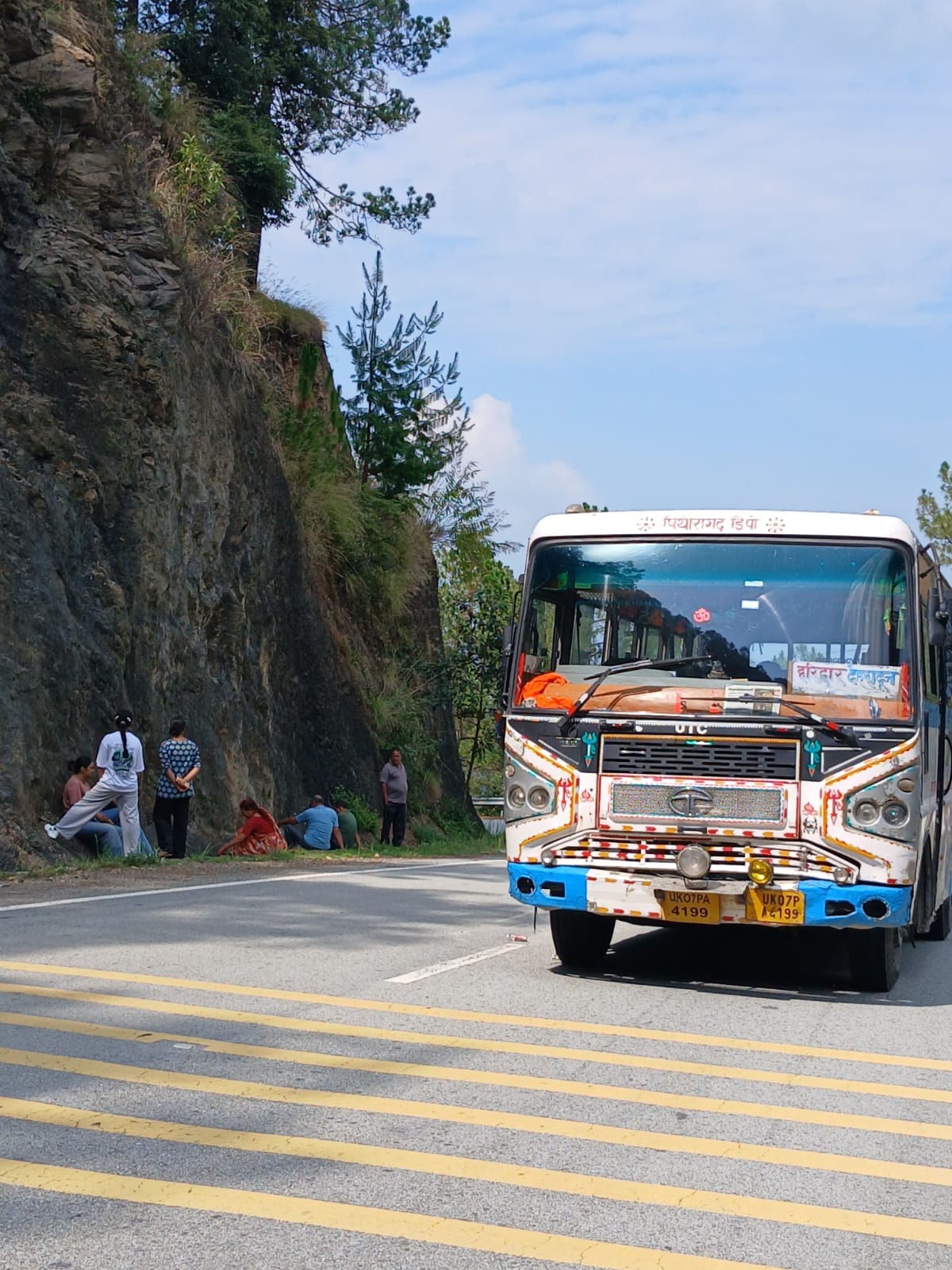 Roadways bus struggles on Maroda Khan; passengers face inconvenience.