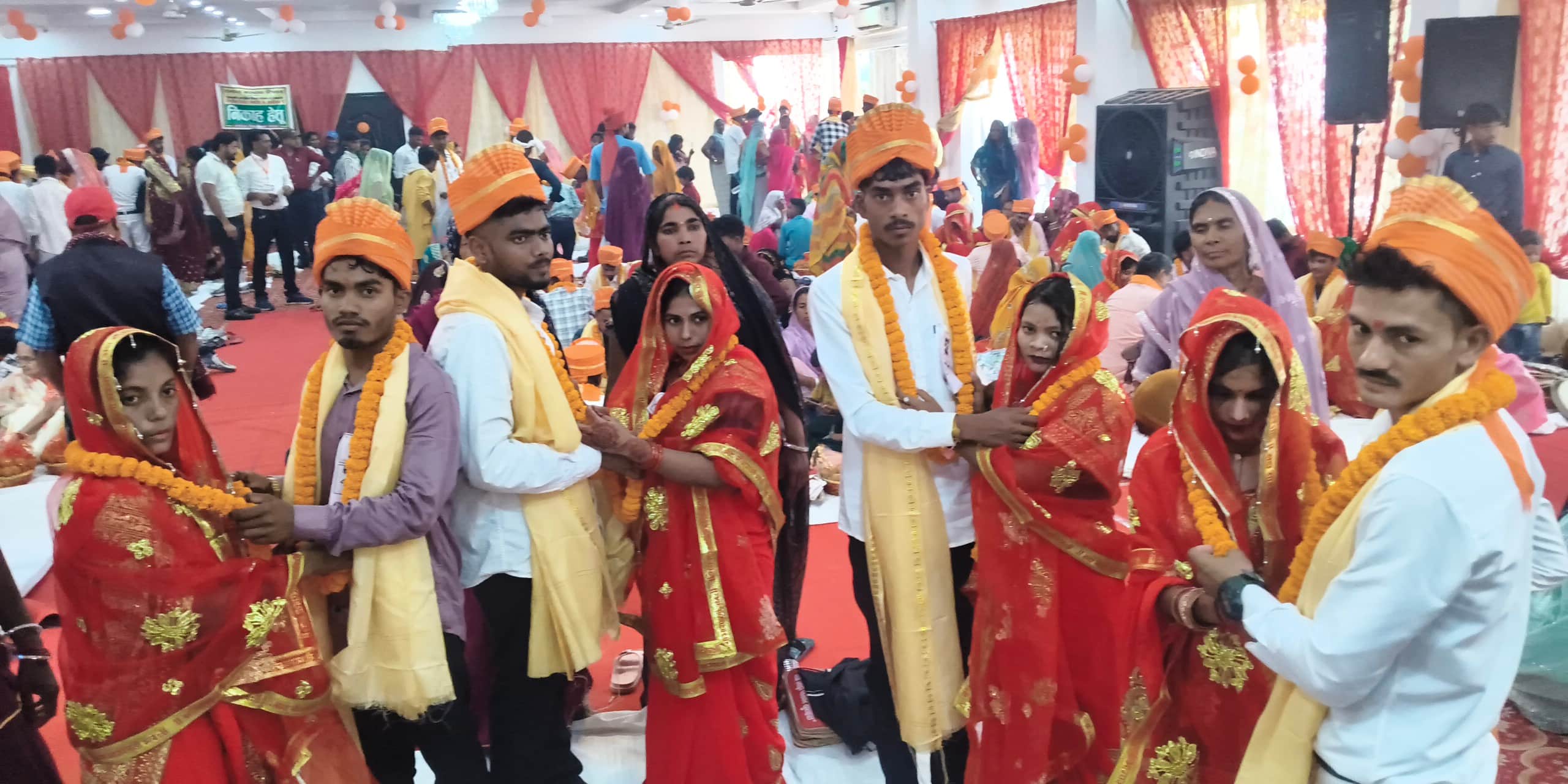 चुर्क रोड स्थित एक लॉन में मुख्यमंत्री सामुहिक विवाह में वर माला डालते वर-बधू। संवाद