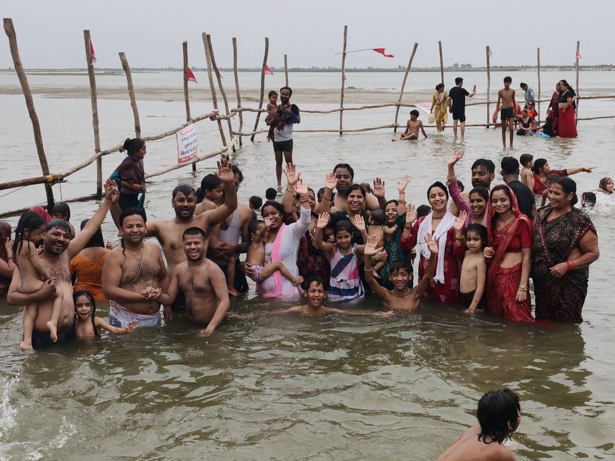 डिबाई क्षेत्र के कर्णवास में गंगा स्नान करते श्रद्धालु। स्रोत: जागरूक पाठक।