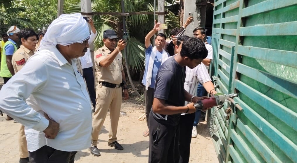 Police cut the lock at the dumping yard with a cutter and dumped the garbage.