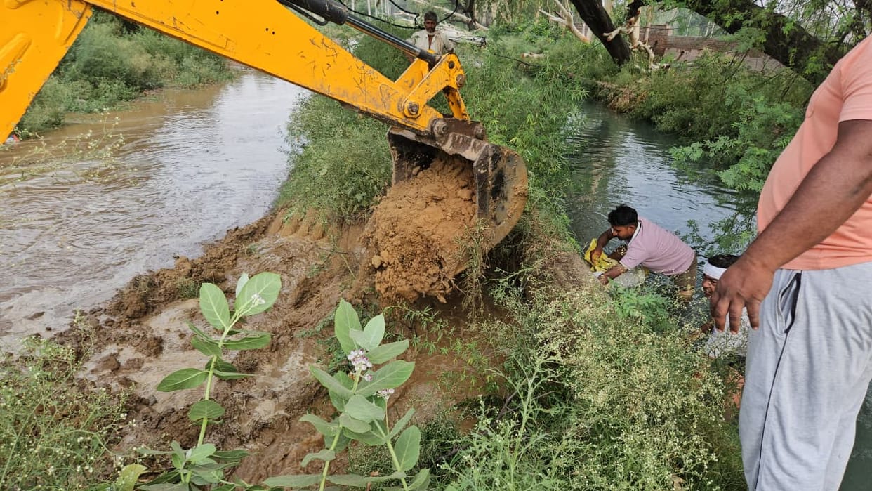 Minor broke near the grain market, water spread on the fields and road.