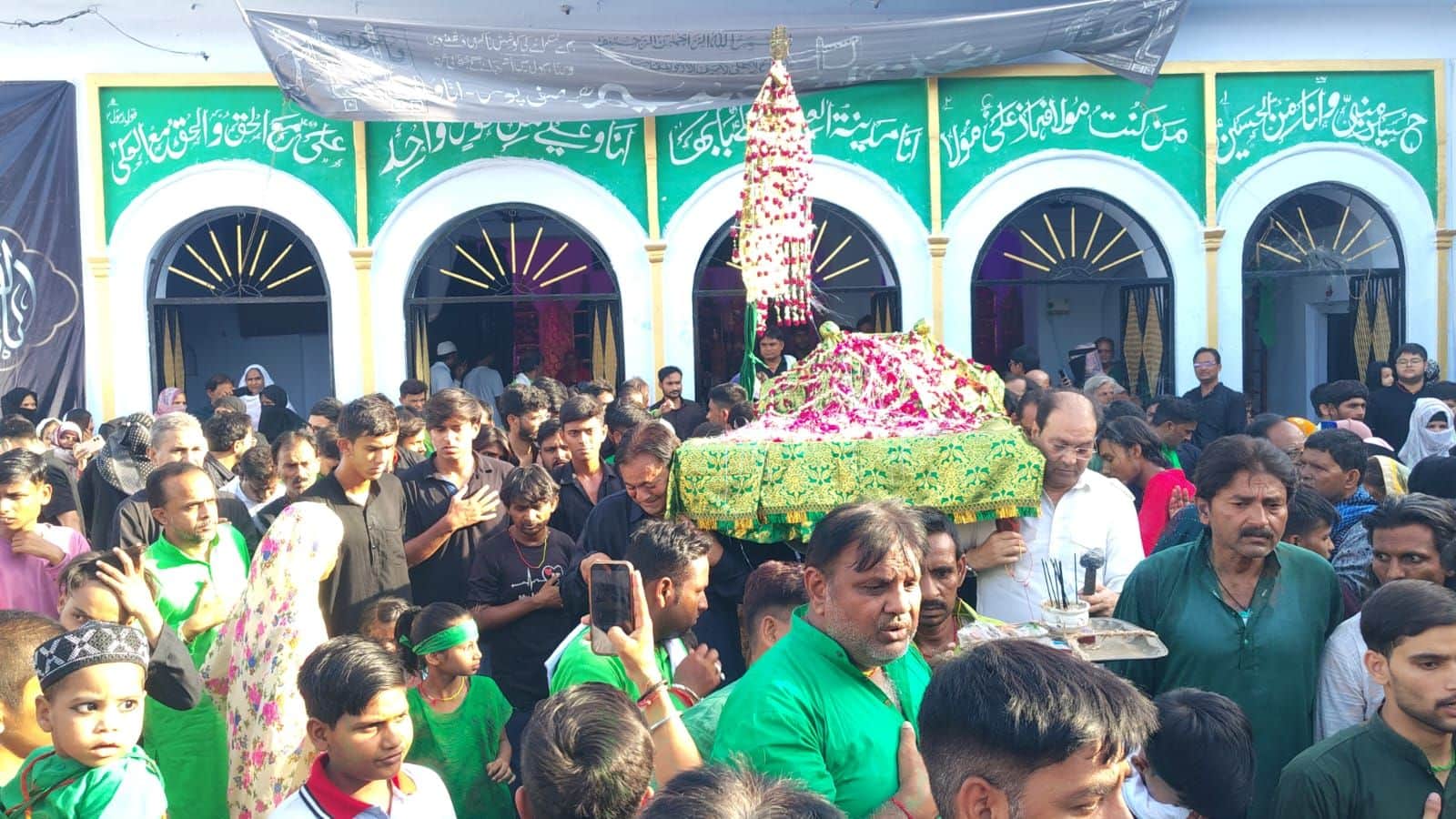 फोटो-14-कस्बे के मोहल्ला सैय्यदवाड़ा से सातवीं मुहर्रम को ताबूत जुलूस उठाते लोग। संवाद