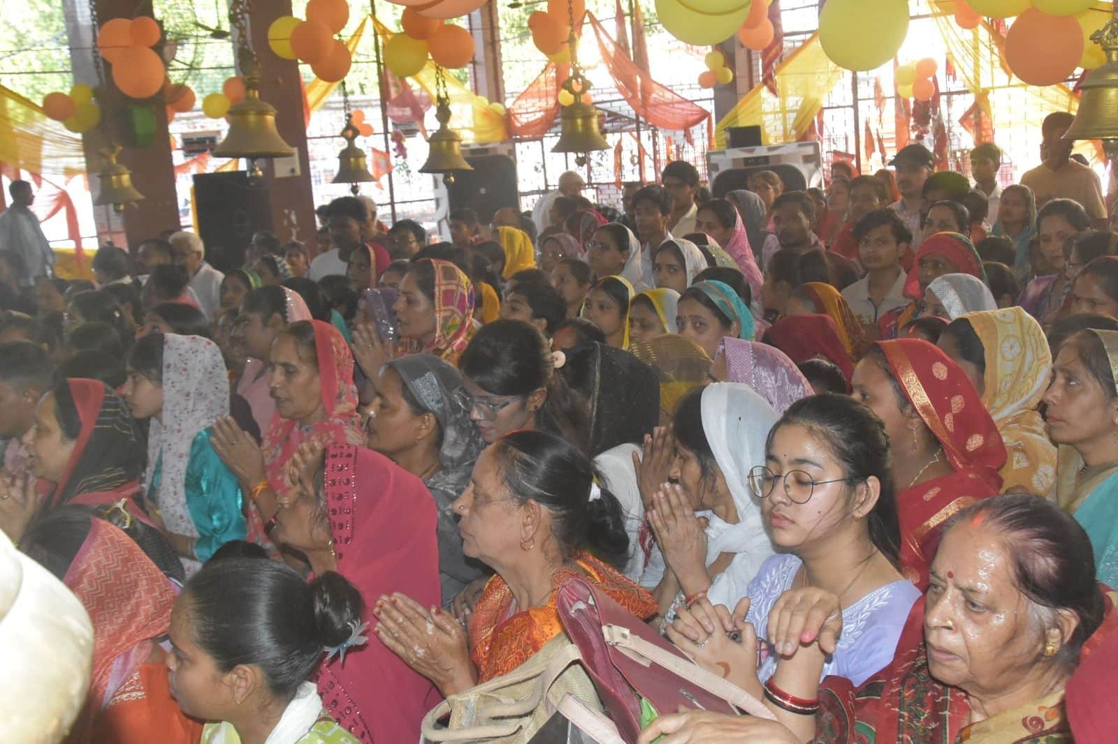 फोटो-15- शहर के बड़े हनुमान मंदिर में दर्शन पूजन करते श्रद्धालु। संवाद