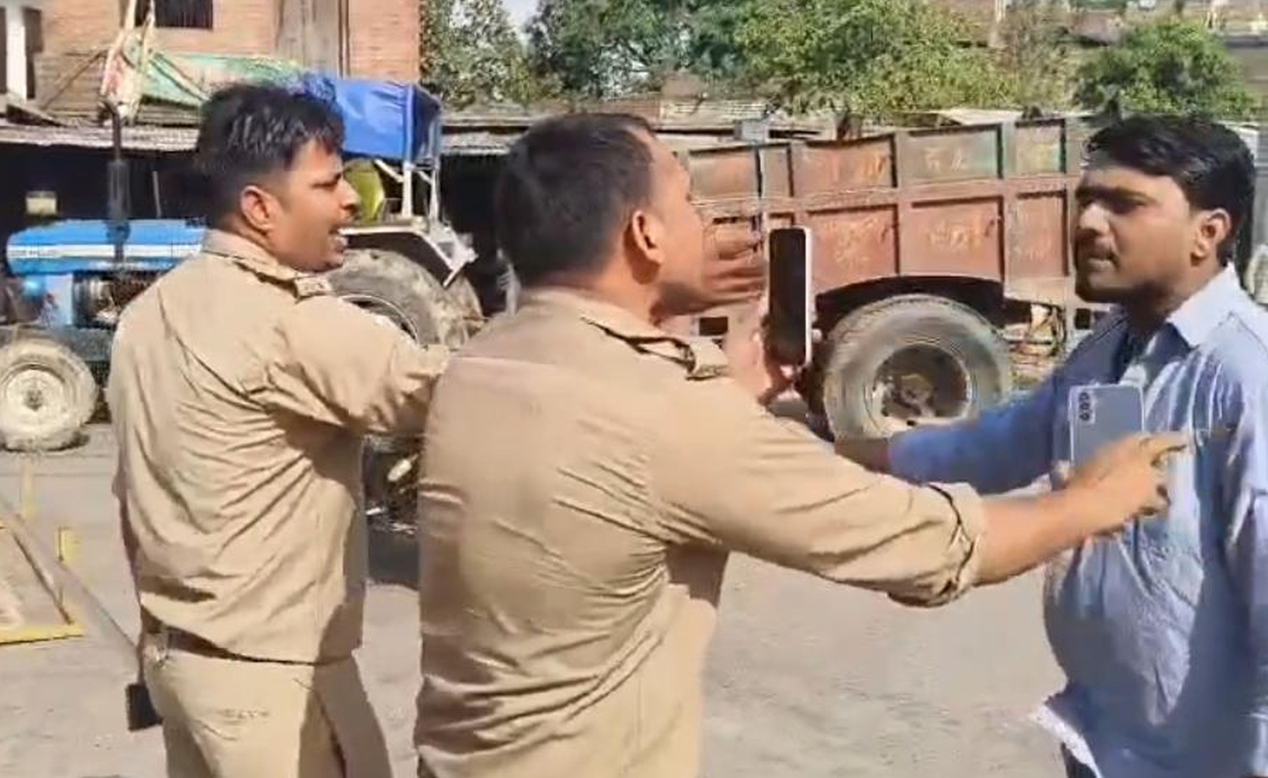 फोटो-19-युवक पर धौंस जमाते दरोगा व सिपाही। स्रोत: वीडियो ग्रैब