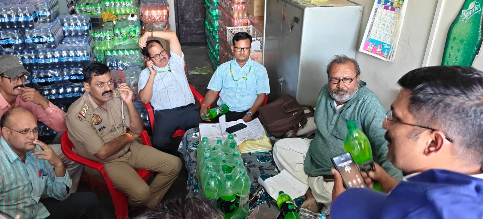 फोटो - 23 मौके पर जांच पड़ताल करते खाद विभाग के लोग व कोतवाल पुलिस की टीम। संवाद