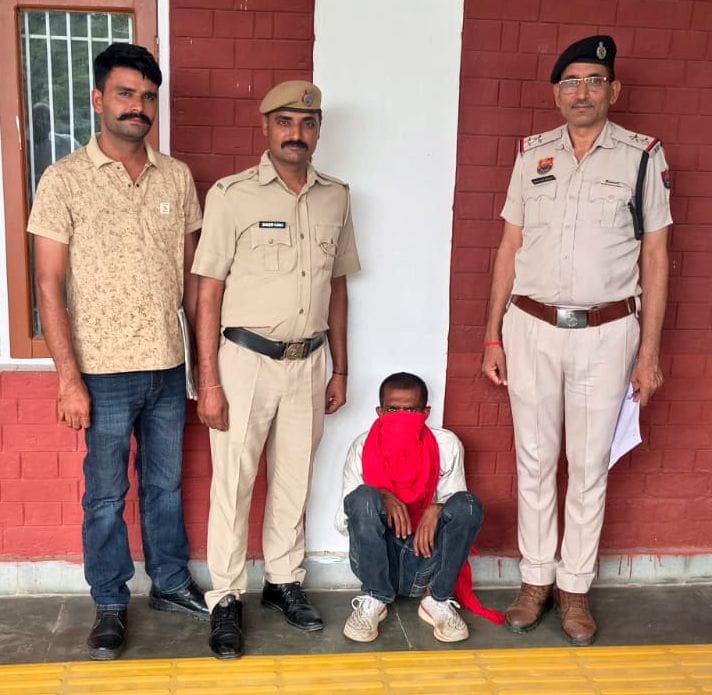 Police arrested a drug smuggler with 5.70 grams of heroin.