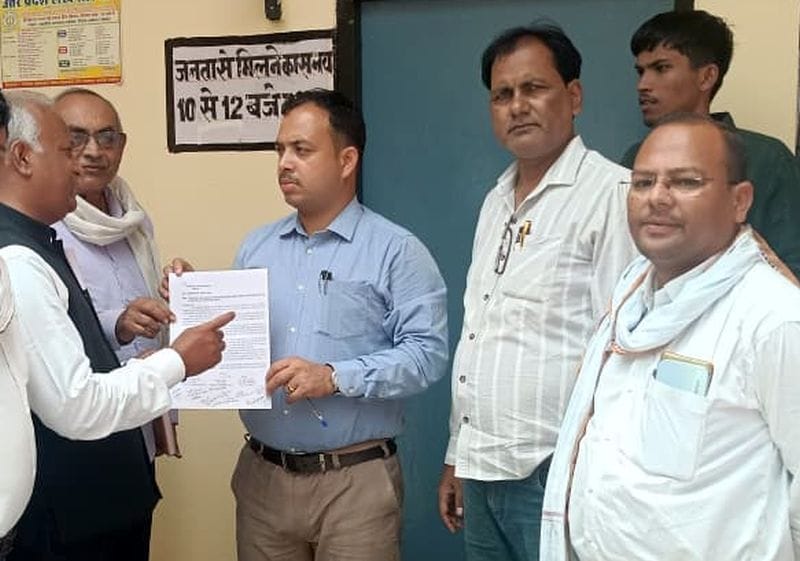 Lawyers protest against privatization in the Registration Department.
