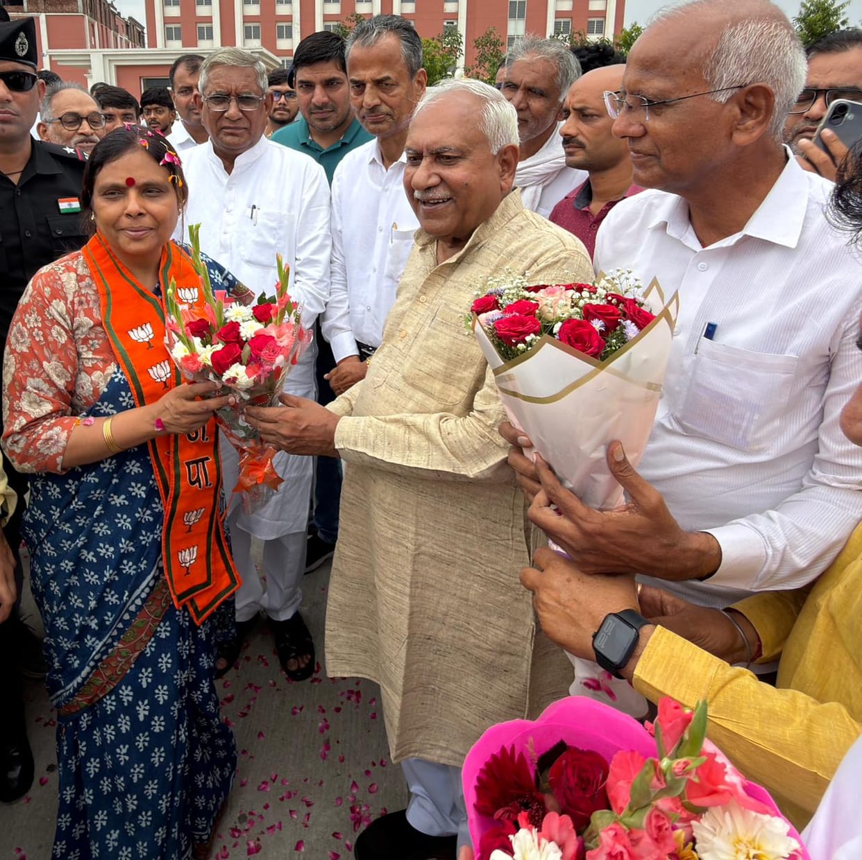 BJP leaders busy welcoming Dr. ArcBJP leaders busy welcoming Dr. Archana Gupta.hana Gupta.