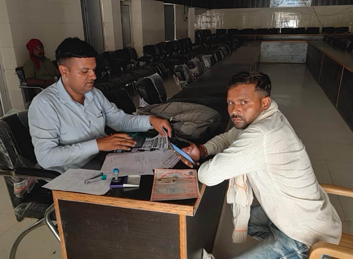 फोटो-6- रोजगार मेले में अभ्यर्थी के अभिलेखों की जांच करते भर्ती अधिकारी। संवाद