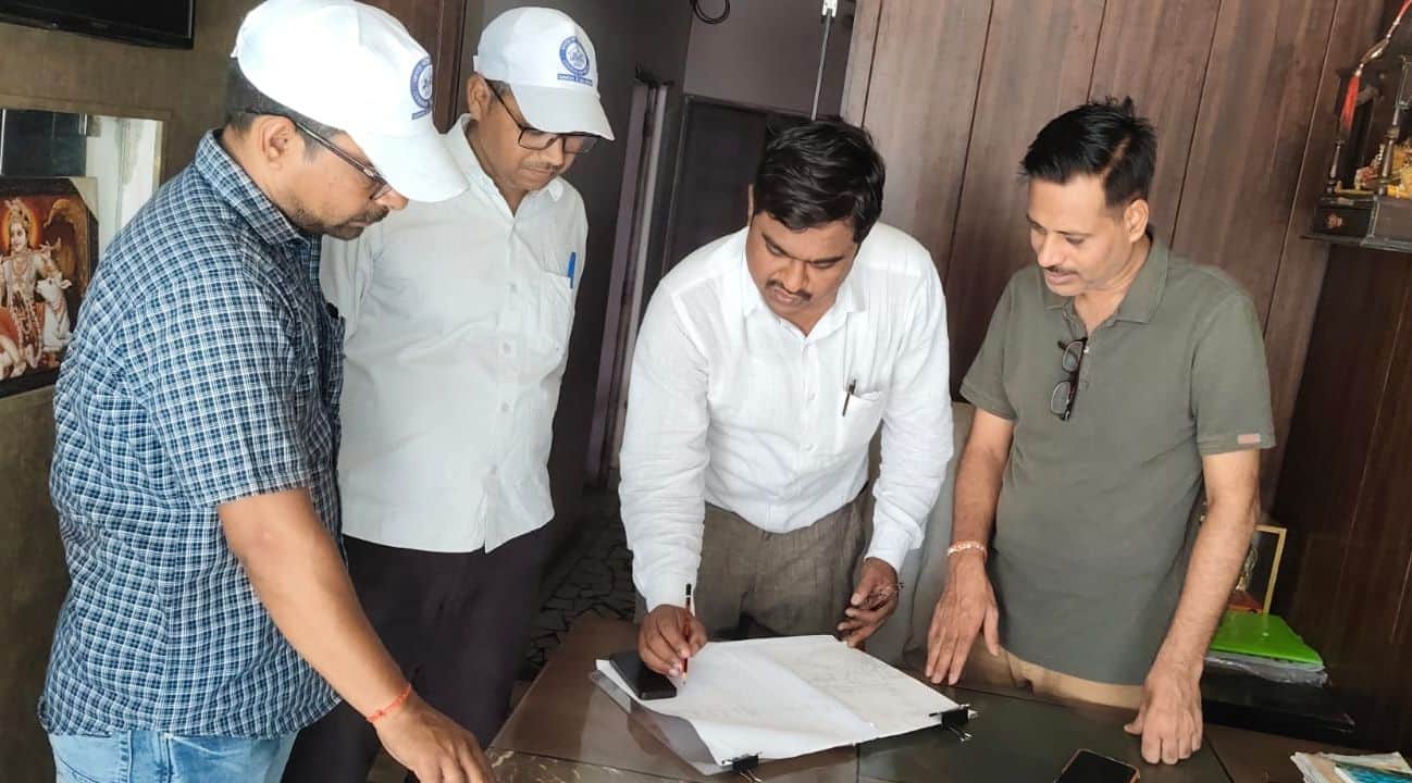 फोटो-7-जनगणना के पहले चरण में लोगों को जानकारी देते प्रगणक। स्रोत: आर्काइव।