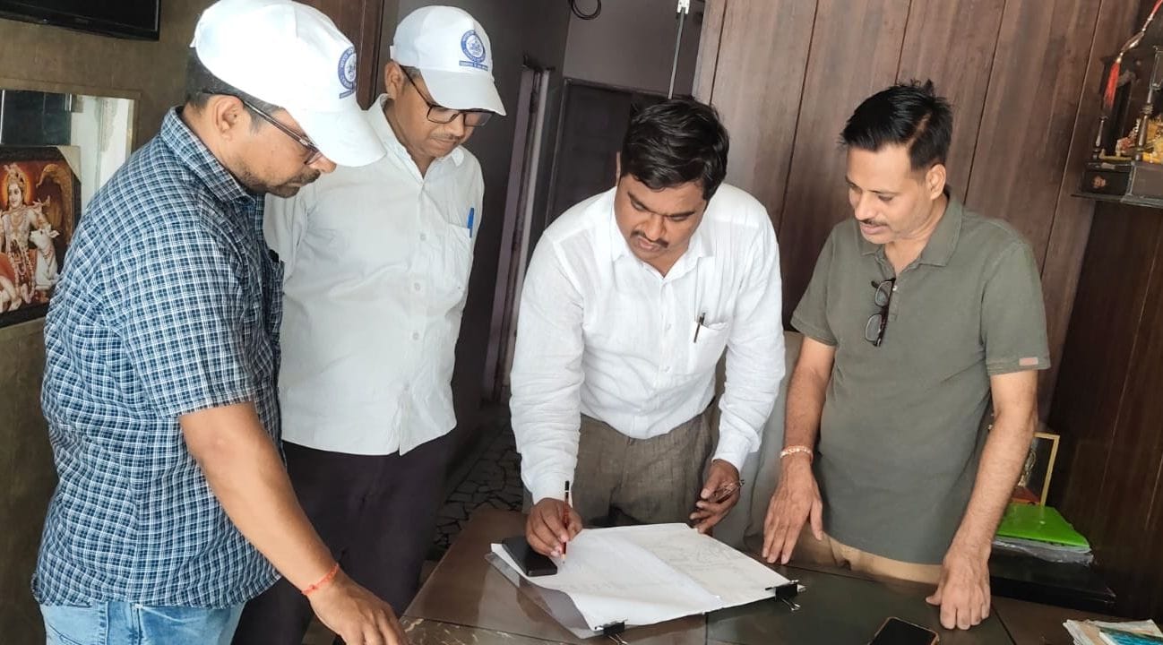 फोटो-7-जनगणना के पहले चरण में लोगों को जानकारी देते प्रगणक। स्रोत: आर्काइव।