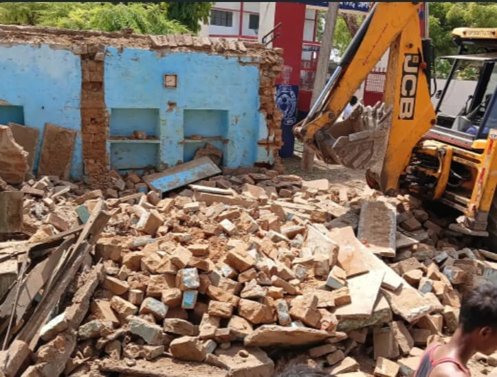 Bulldozer used against encroachments; action taken from the railway crossing to the police station