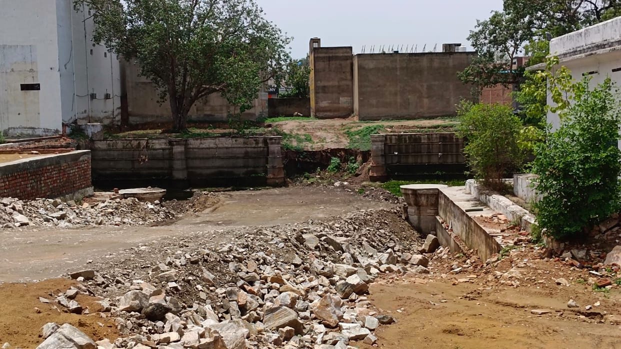 Municipal Council takes strict action against illegal filling of pond; notice issued.