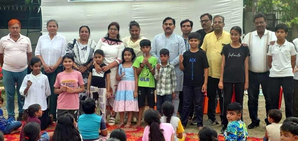 Winners of the General Knowledge competition at the Sanskar Camp were honored.