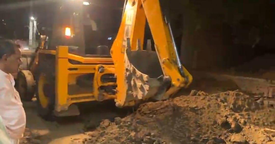 Attempt to encroach upon government land in the Brahmin neighborhood.