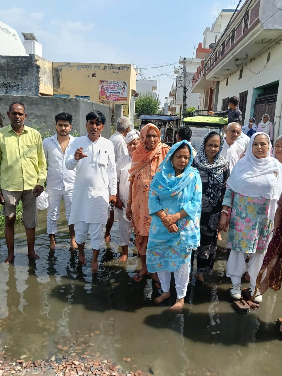 फोटो : साेनीपत के मयूर विहार में भरे सीवर के पानी में खड़े होकर प्रदर्शन करते पार्षद व कॉलोनीवा