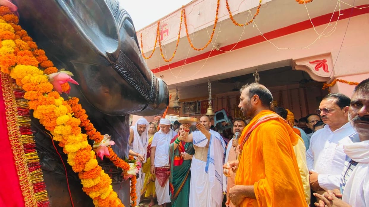 Nandi Baba sits amidst the chants of Har Har Mahadev