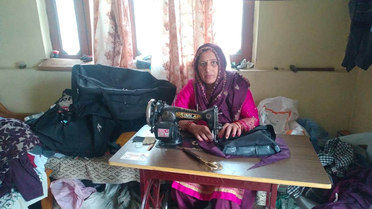 ग्राम पंचायत भैल के गांव भैल की प्रवेश कुमारी बैग बनाते हुए। स्रोत जागरूक पाठक